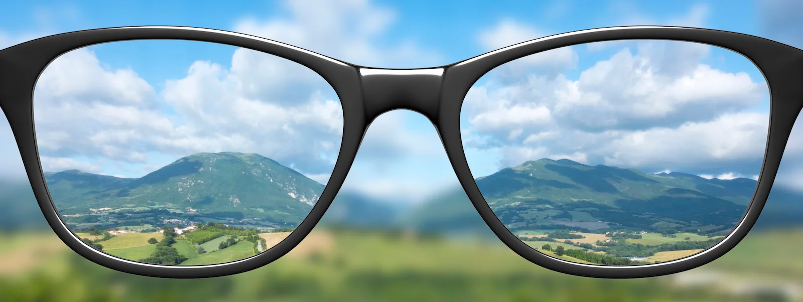 View through glasses sharp with glasses unsharp without glasses